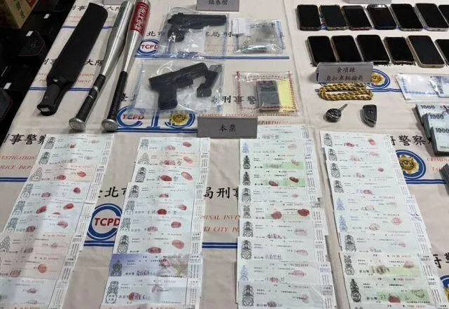 警方查獲的本票跟槍枝等證物。(圖/翻攝畫面)