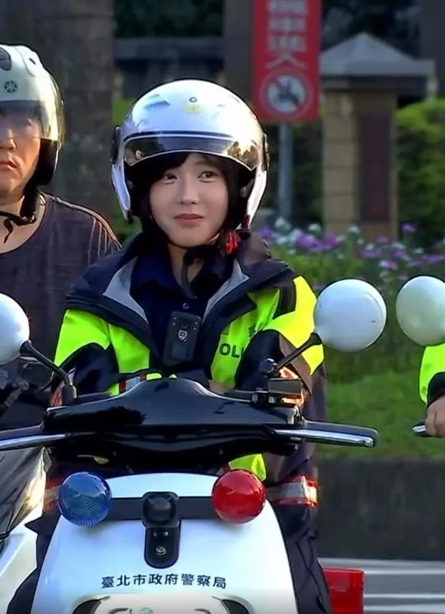 顏值破表的段姓女警，目前在大安分局安和路派出所服務。（圖／翻攝jr_9.5的Threads，經授權使用）