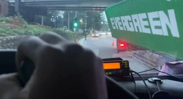 一台貨櫃車駕駛行經該路段時,疑似未注意高度設限高度,導致貨櫃車卡在高架橋底下。(圖/翻攝自記者爆料網)