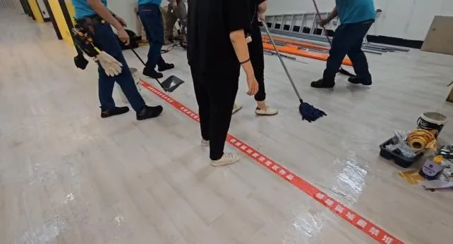 高捷三多商圈站的花板上水管管線脫落,造成滴水。(圖/翻攝畫面)