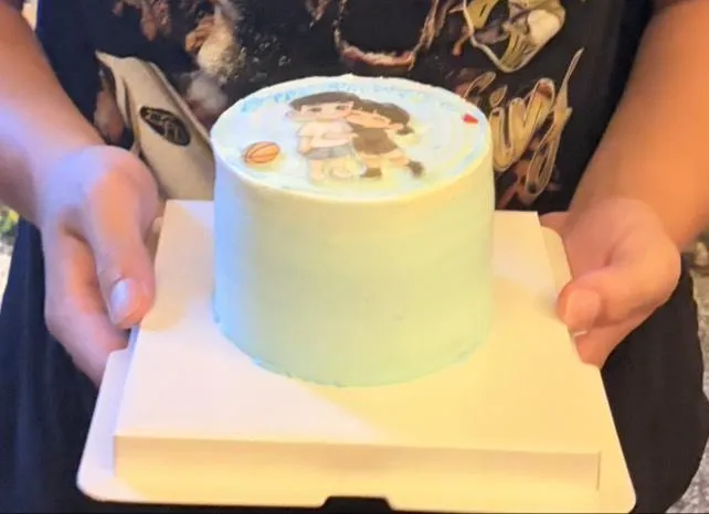 高雄一名20歲蔡姓女子表示,她與友人在駁二藝術特區慶祝生日時,將價值1,500元的客製化藝術蛋糕暫放在桌上,一行人前往大港橋遊玩後返回,不料卻發現精心準備的蛋糕遭人啃食。(圖/警方提供)