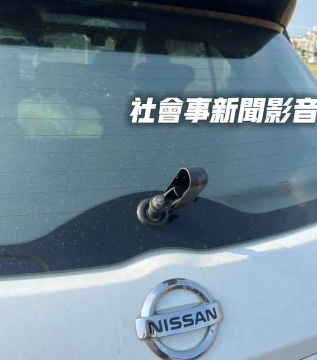 汽車雨刷遭人破壞。（圖／翻攝自「社會事新聞影音」）