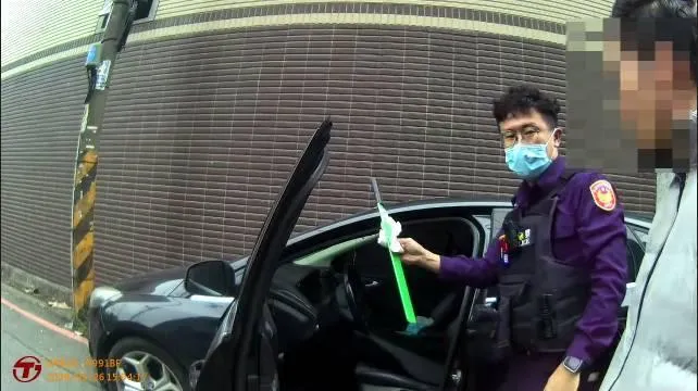 桃園市觀音區日前發生一起令人啼笑皆非的超商搶劫未遂案。（圖／翻攝畫面）