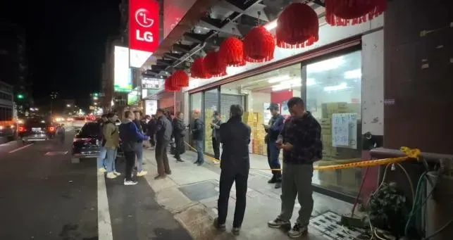 竹東鎮北興路飲料批發店面遭蒙面歹徒持槍尋仇。（圖／翻攝畫面）