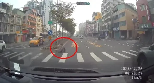 身障男行動不便，所幸林智鴻助理及時停車協助，才讓男子順利通過馬路。（圖／翻攝自林智鴻Threads）