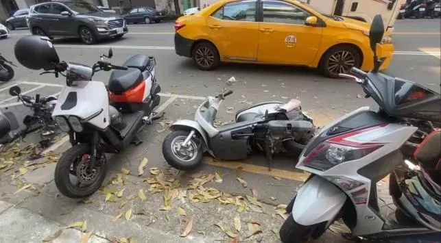 現場被撞到凌亂不堪。(圖/翻攝畫面)