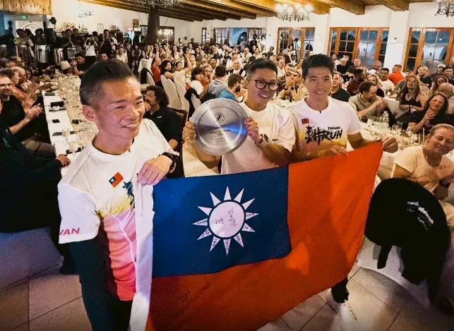 奪冠後,林義傑與隊友出席頒獎典禮,青天白日滿地紅國旗再次躍上國際舞台。(圖/林義傑團隊提供)