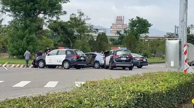 嘉義市警方今（9）日下午在博愛路口發現一輛疑似贓車，展開盤查時嫌犯駕車逃逸，警方隨即展開近10分鐘的追捕行動。（圖／翻攝畫面）