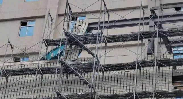 東港安泰醫院動力中心違建部分將被拆除。（圖／中天新聞）