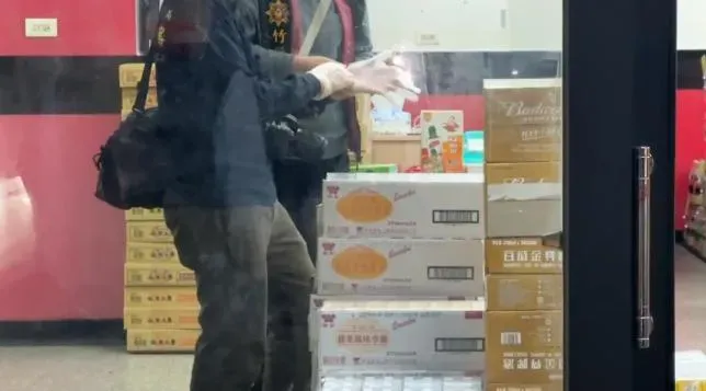 竹東鎮北興路飲料批發店面遭蒙面歹徒持槍尋仇。（圖／翻攝畫面）