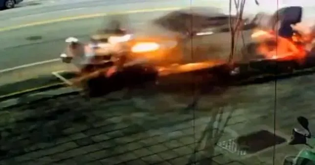 嘉義市一名林姓男子於20日凌晨酒駕撞毀11部汽機車。（圖／翻攝畫面）