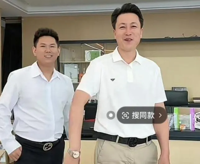 秀才（右）被發現透過他人帳號頻露臉，疑似「借殼復出」。（圖/翻攝《網易》）