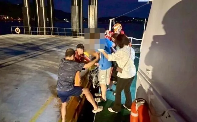 患者由海巡艦艇緊急後送至南竿。（圖／翻攝畫面）