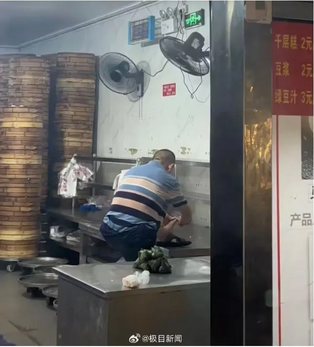 長沙網友拍到，網紅包子鋪「清泉閣」有員工在廚房檯面剪腳指甲。（圖／網路）