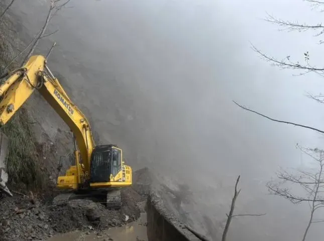 南橫公路海端鄉栗園段上午發生邊坡坍方，雙向道路中斷，預計下午4時搶通。（圖／翻攝畫面）