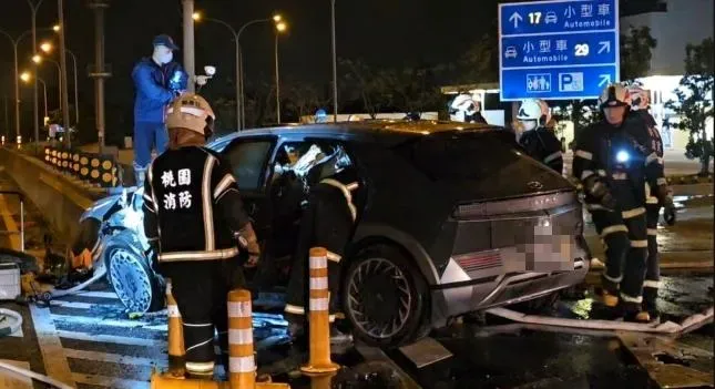 楊梅休息站發生嚴重車禍。(圖/翻攝畫面)