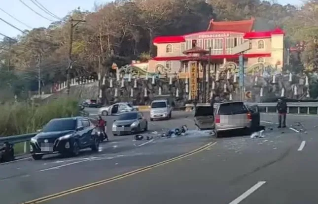 新竹竹東爆驚悚車禍。（圖／翻攝自●【爆料公社官方專屬】●）