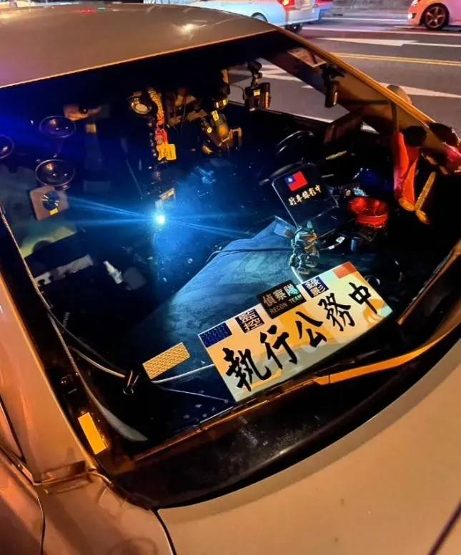 林男在小客車車身擅自裝設警示燈。（圖／翻攝自社會事新聞影音）
