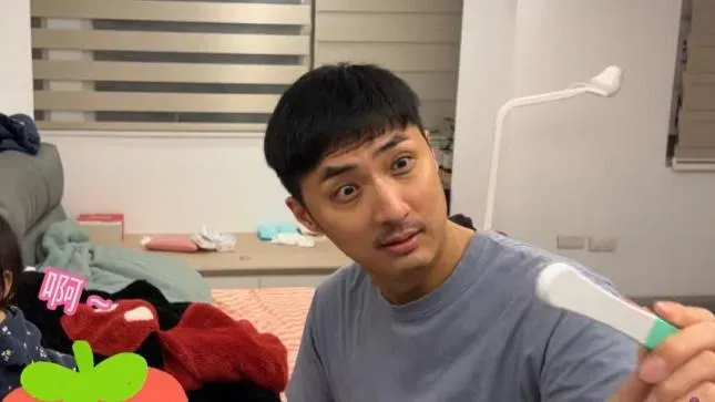 李運慶看到驗孕棒上的兩條線瞪大雙眼。(圖/翻攝自洪詩YouTube)