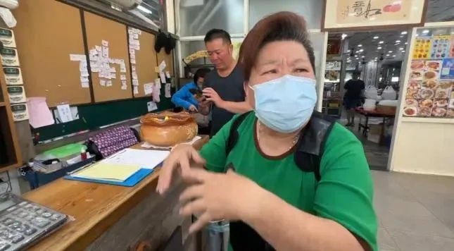 老闆娘出面喊冤沒亂算錢,20幾人也是兩桌併成一桌。(圖/翻攝畫面).