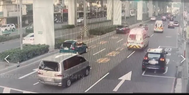 員警引導救護車到場急救。(圖/警方提供)