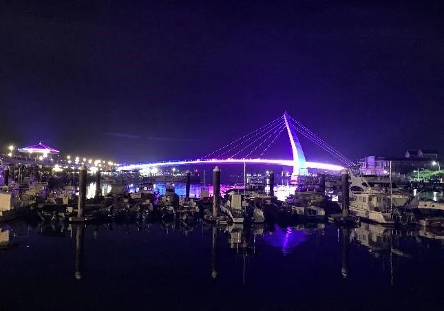 夜晚的情人橋。（圖／新北市政府漁業及漁港事業管理處提供）