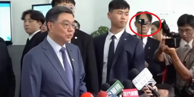 卓榮泰的隨扈拿著GoPro,引發討論。(圖/翻攝樊啓明臉書)