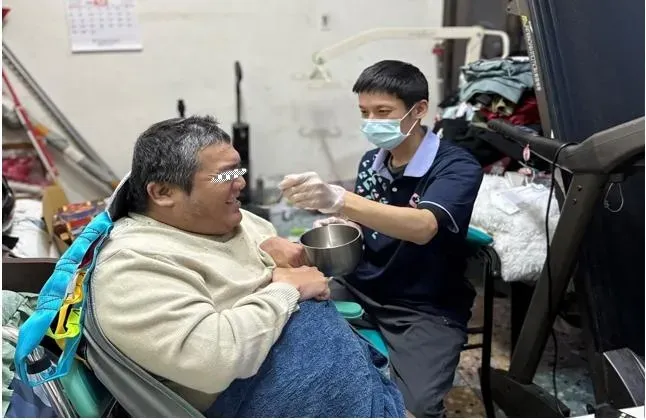 個案阿豪與居服員互動。(圖/天主教耕莘醫療財團法人附設新北市私立新店耕莘居家式服務類長期照顧服務機構居家長照機構提供)