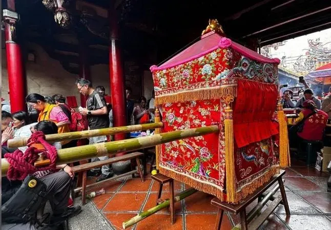 白沙屯拱天宮媽祖粉紅色超跑神轎採用竹製藤編的轎身為主體,搭配以「角仔竹」為轎桿,轎頂粉紅色帆布主要是萬一中途遇到下雨,可以將帆布放下遮雨,保護神轎。 (圖/楊登嵙提供)
