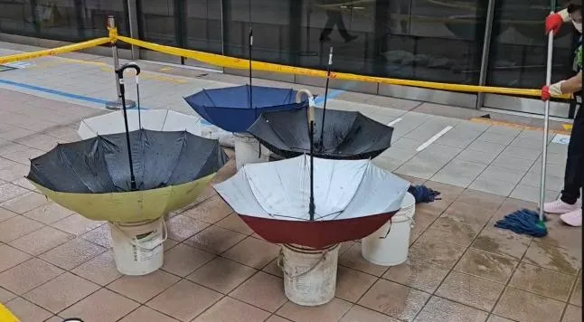 高捷三多商圈站的花板上水管管線脫落,造成滴水。(圖/翻攝畫面)