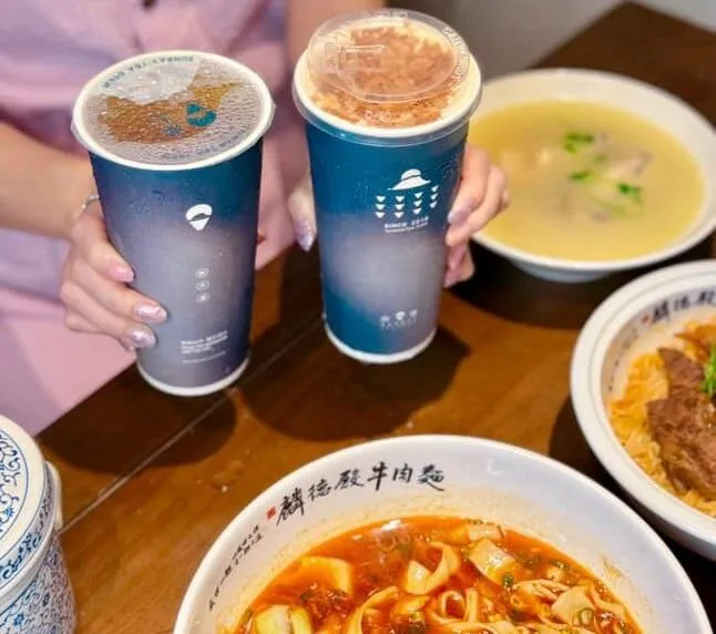 麟德殿 • 牛肉麵與山焙茶飲店推出多款聯名飲料。(圖/翻攝自Facebook@麟德殿 • 牛肉麵)