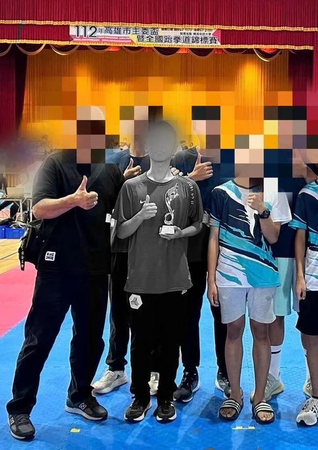 黃男(中)是跆拳道高手,靠苦練抱回多座獎項。(圖/翻攝黃男所屬的跆拳道館官方臉書)