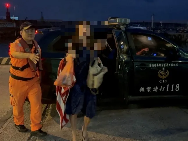 海巡人員帶返遊客至安檢所。（圖／海巡署）