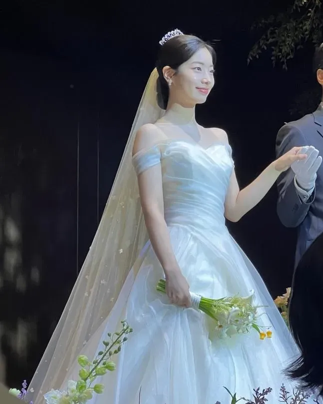 多賢在劇中披上婚紗。(圖／翻攝自多賢SNS)