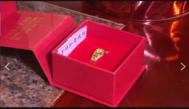 縣府希望透過紫南宮「金戒指」的贈送，祝福新人平安健康，也在土地公保佑下能多養兒育女。（圖／中天新聞）