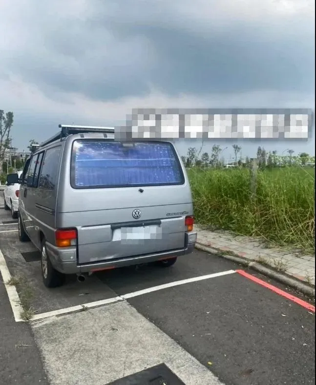 慘遭拔壞雨刷的車。（圖／取自社會事新聞影音）