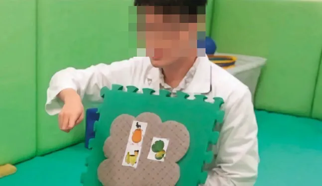 涉案的陳姓語言治療師學經歷優異外型斯文。（圖／翻攝畫面）