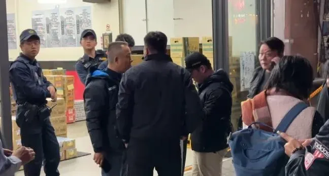 竹東鎮北興路飲料批發店面遭蒙面歹徒持槍尋仇。（圖／翻攝畫面）