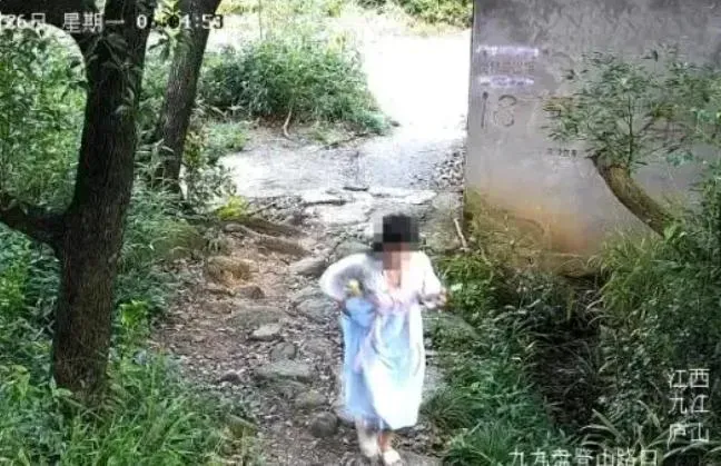 女大生逃票進入廬山景區。（圖／翻攝微博）