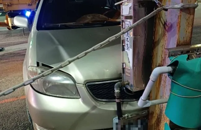 台中林男聖誕夜在大甲區駕車自撞加水站送醫不治。（圖／翻攝畫面）