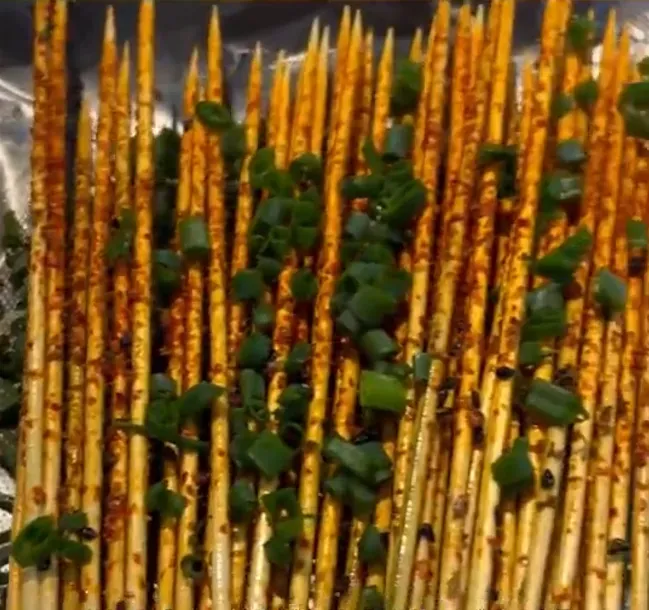 大陸湖南一家餐廳推出「麻辣竹籤」。(圖/翻攝自微博)