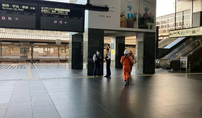 JR京都車站今上午發現可疑物品，警消封鎖檢查。（圖／NNN）