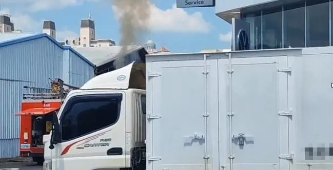 嘉義市博愛路二段一處工廠今（30）日上午發生火警意外，起火點位於工廠外圍電箱，疑似施工怪手不慎碰觸所致。（圖／翻攝畫面）
