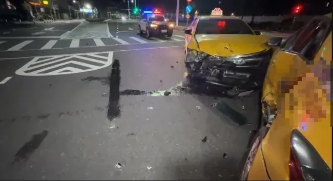 計程車違規迴轉，導致後方另輛計程車剎車不及追撞。（圖／翻攝畫面）