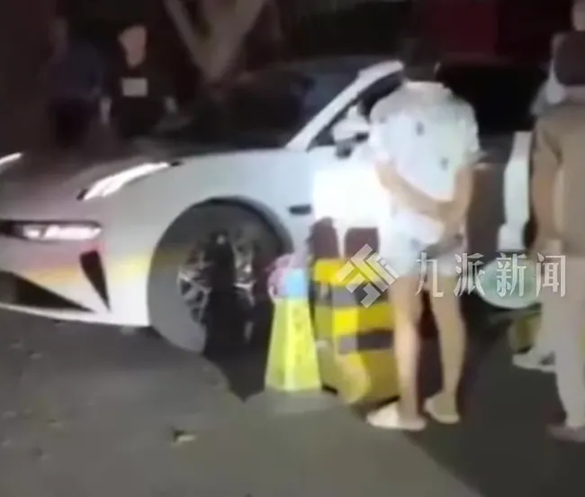 肇事車主因不滿被貨車擋道持續鳴笛，遭到路人指責後竟強行駕車駛離，釀1死4傷。（圖／翻攝自微博@九派新聞）