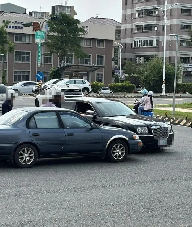 網友分享一張嘉義車禍照片，結果大家都在討論車款。（圖／翻攝自嘉義綠豆大小事臉書社團）