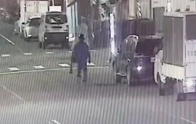 羅嫌竊取現金後走在路上。（圖／警方提供）