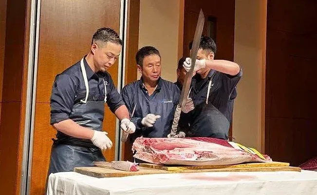 廚師現場解體整條鮪魚。（圖／翻攝自大谷翔平IG）