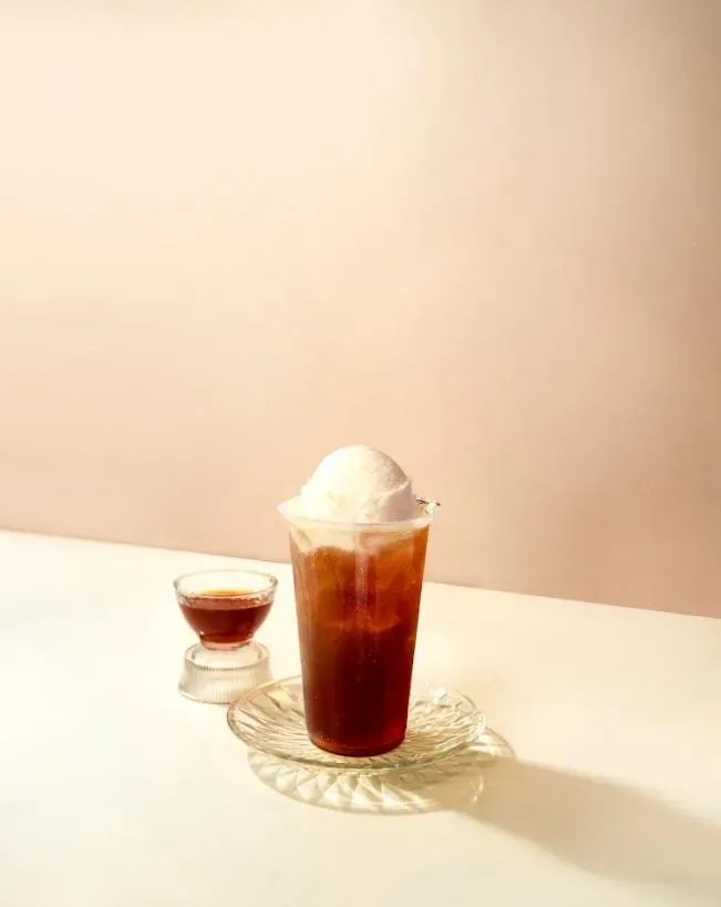 手搖飲夏季新品上市，老賴茶棧推出「冰淇淋紅茶系列」。(圖/老賴茶棧提供)