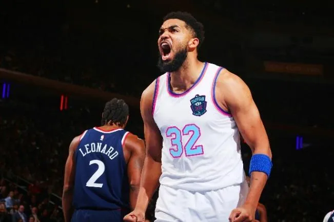 紐約尼克隊Karl-Anthony Towns（上）及洛杉磯快艇隊Kawhi Leonard（下）驚喜現身，帶來一場精彩絕倫的籃球表演賽。（圖／桃園市政府 提供）